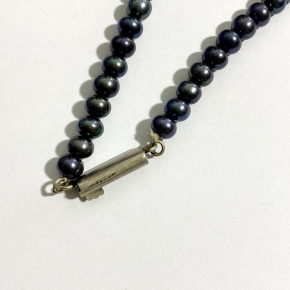 Navy Pearl Necklace with pendant | Vintage Style - Picture 3 of 6